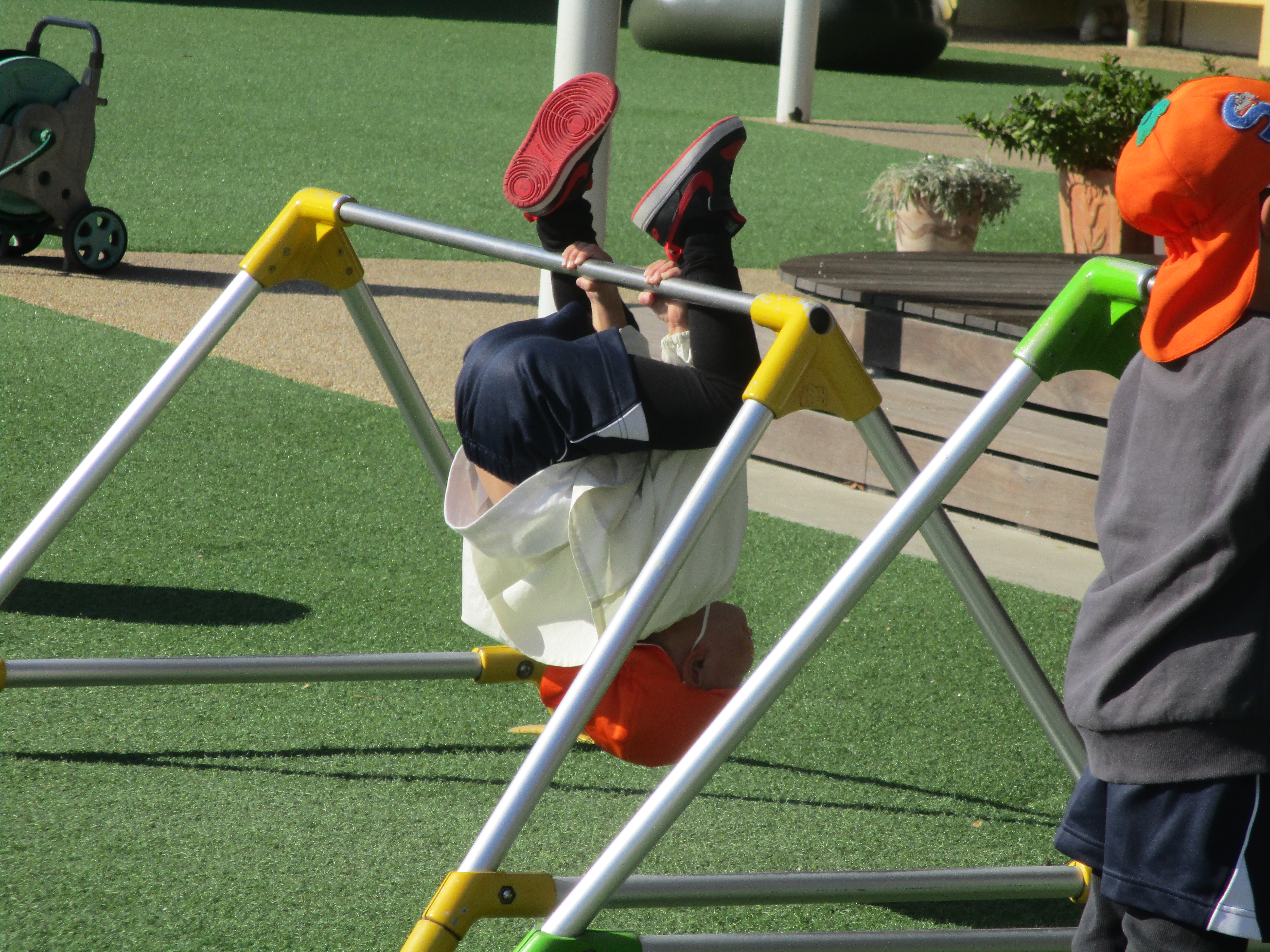 縄跳び・鉄棒練習中